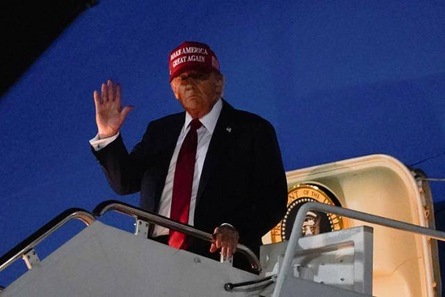 도널드 트럼프 미국 대통령이 4일 메릴랜드주 앤드루스합동기지에 도착한 대통령 전용기(에어포스원)에서 내리며 손을 흔들고 있다. 앤드루스합동기지=로이터 연합뉴스