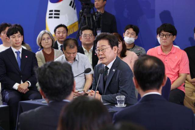 이재명 대통령이 4일 대전 유성구 대전컨벤션센터에서 열린 타운홀미팅에서 모두발언을 하고 있다. 왕태석 선임기자