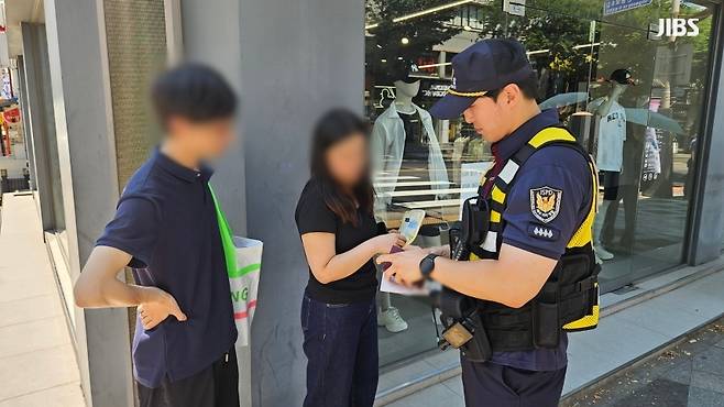 무단횡단을 하다 적발된 20대 중국인 남녀