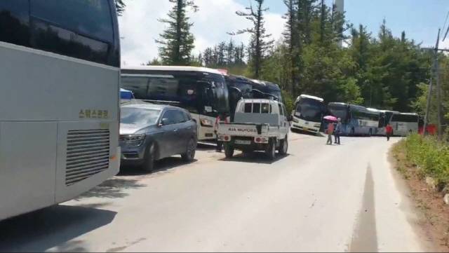 ▲ 주말인 지난달 14일 정상 아래 진입도로에 늘어 선 차량들. 신현태 기자