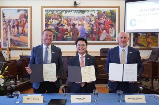 ▲ 육동한(사진 가운데) 춘천시장과 개빈 버클리(Gavin Buckley․사진 왼쪽) 아나폴리스 시장, 월터 스털링(J. Walter Sterling․사진 오른쪽) 세인트존스대학 총장이 지난 6월 미국 아나폴리스 시청에서 각각 교류 의향 협약서와 교육협력 업무협약을 체결하고 기념사진을 찍고 있다.