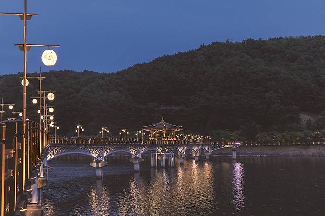 월영교는 밤에 한층 더 근사한 풍경을 자아낸다