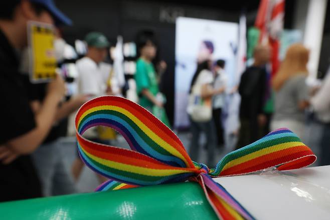 이화여대 내 독립예술영화관 아트하우스 모모가 제25회 한국퀴어영화제 대관을 거부한 것을 규탄하는 이화여대생들. 정효진 기자