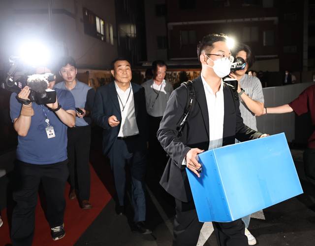 김건희 여사 관련 의혹을 수사 중인 민중기 특별검사팀 수사관들이 3일 서울 종로구 삼부토건 본사에서 압수수색을 마친 뒤 압수품을 들고 나오고 있다. 특검팀은 삼부토건 본사와 서울 중구 옛 삼부토건 사무실 등을 압수수색해 각종 파일과 문건 등을 확보했다. 연합뉴스