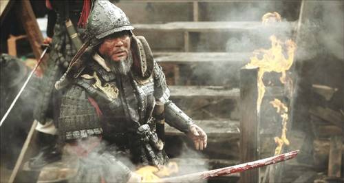 선조에겐 명나라 원군이라는 이순신의 대안이 존재했다. 왕이 이순신을 언제든지 내칠 수 있는 상황 속에서 결국 이순신은 선조의 불합리한 ‘백의종군’ 명령에 따라야만 했다. 사진은 영화 ‘명량’의 한 장면.