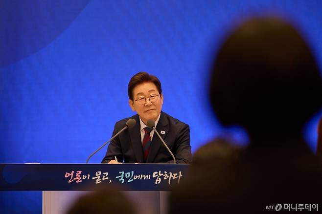 이재명 대통령이 지난 3일 서울 청와대 영빈관에서 열린 ‘대통령의 30일, 언론이 묻고 국민에게 답하다’ 기자회견에서 취재진의 질문을 듣고 있다. (이재명 대통령 SNS. 재판매 및 DB 금지) 2025.7.4/뉴스1 Copyright (C) 뉴스1. All rights reserved. 무단 전재 및 재배포, AI학습 이용 금지.