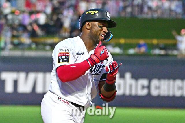 3일 경기도 수원 KT위즈파크에서 열린 '2025 신한 SOL BANK KBO리그' 키움 히어로즈와 KT 위즈 경기. KT 로하스가 5회말 1사 1루 투런포를 친 후 기뻐하고 있다. 로하스는 이번 홈런으로 외국인선수 통산 최다 홈런 신기록를 세웠다./수원=한혁승 기자