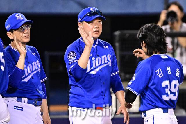 1일 서울 잠실야구장에서 열린 '2025 신한 SOL BANK KBO리그' 삼성 라이온즈와 두산 베어스 경기. 삼성이 4-1로 두산에 승리했다. 박진만 감도깅 선수들과 기뻐하고 있다./마이데일리