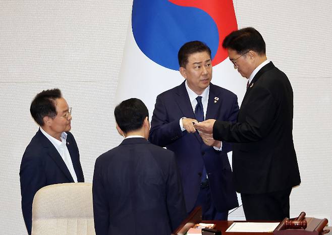 4일 국회 본회의장에서 우원식 국회의장과 더불어민주당 김병기 당대표 직무대행 겸 원내대표가 대화를 나누고 있다. 연합뉴스