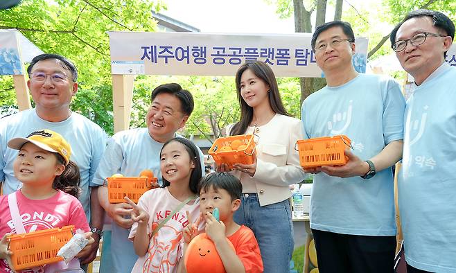 제주도가 6월 7일 경기도 여주 프리미엄아울렛에서 ‘제주의 선물 인(in) 여주’ 행사를 열고, 수도권 관광객들에게 제주의 매력을 알렸다. 제주 홍보대사로 위촉된 소녀시대 권유리가 ‘연예인 1호’ 디지털 관광증을 신청했다. 제주도 제공
