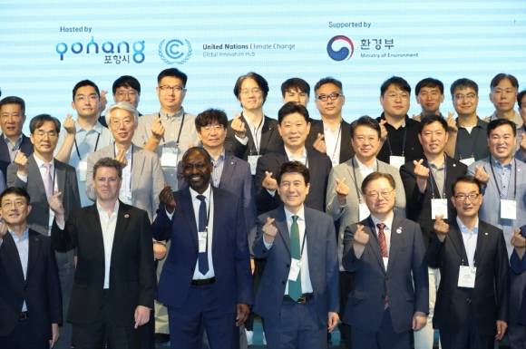 3일 경북 포항시에서 개최된 ‘유엔 기후변화 글로벌 혁신 허브 시스테믹 혁신 워크숍’에서 이강덕(첫 번째 줄 오른쪽 세 번째) 포항시장 등 참석자들이 기념촬영을 하고 있다. 포항시 제공