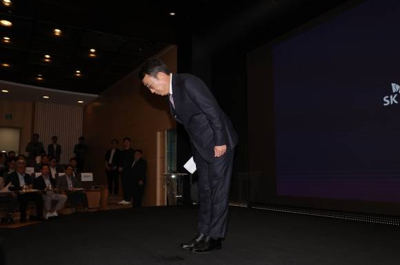 고개숙인 유영상 SK텔레콤 대표이사 - 유영상 SK텔레콤 대표이사가 정부의 해킹 사태 관련 최종 조사 결과가 발표된 4일 서울 중구 SKT타워에서 열린 해킹 사태 관련 입장 및 향후 계획 발표 기자회견에서 고개숙여 사과하고 있다. 2025.7.4 연합뉴스