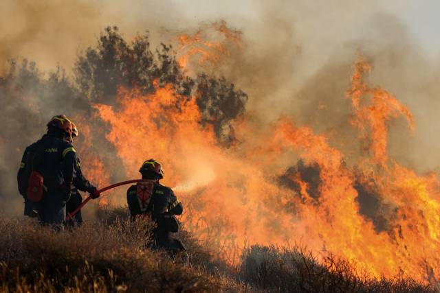 그리스 크레타 섬 남부 해안 항구도시 이에라페트라 인근에서 소방관들이 화마와 싸우고 있다. AFP 연합뉴스