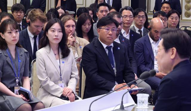 3일 청와대 영빈관에서 열린 '대통령의 30일, 언론이 묻고 국민에게 답하다' 기자회견에서 내외신 기자들이 이재명 대통령의 발언을 듣고 있다.연합뉴스