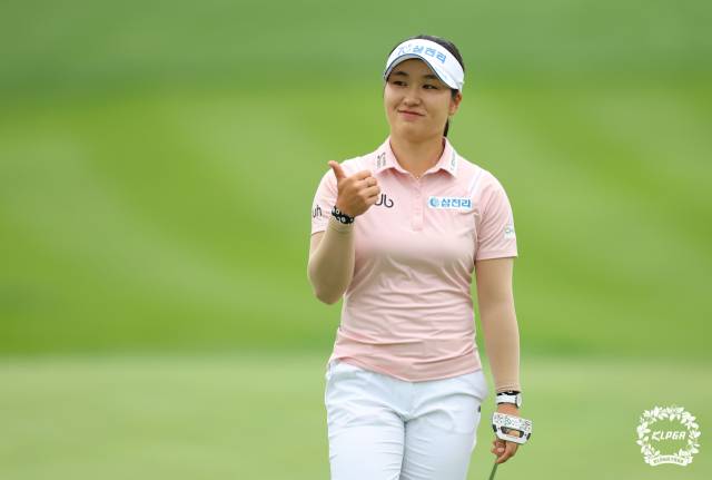 롯데 오픈 2라운드 18번 홀 버디 뒤 세리머니하는 최가빈. 사진 제공=KLPGA