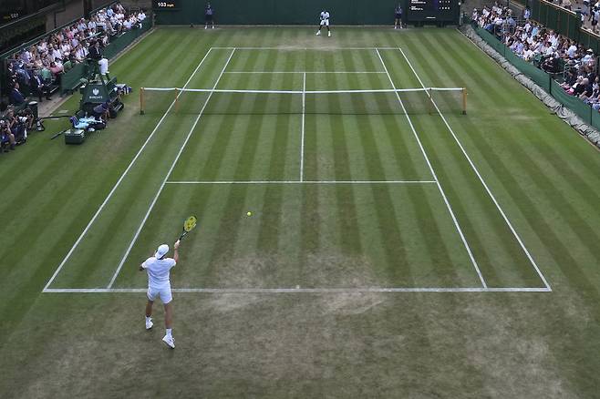 지난 3일 선심이 없는 상태에서 윔블던 테니스 경기가 진행되고 있다. AP
