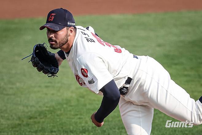 ▲ 김태형 롯데 감독은 잠시 1군에서 빠진 감보아를 대체할 선발 전략에 대해 아직 고민하고 있다고 밝혔다 ⓒ롯데 자이언츠