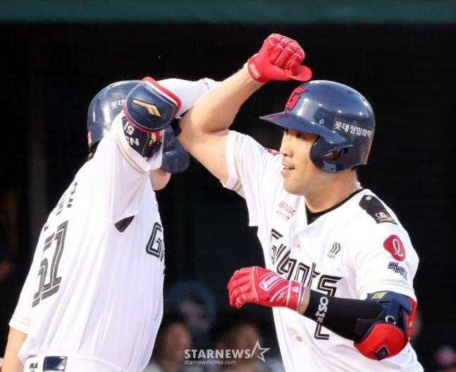 롯데 전준우(오른쪽)가 2일 사직 LG전에서 4회 투런 홈런을 터트리고 있다. /사진=강영조 선임기자