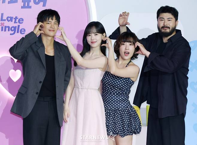 배우 서인국, 강한나, 코미디언 이은지, 가수 카더가든이 3일 오후 서울 CGV용산아이파크몰에서 진행된 넷플릭스 예능 '모태솔로지만 연애는 하고 싶어' 제작발표회에 참석해 포즈를 취하고 있다. 연애가 서툰 모태솔로들의 인생 첫 연애를 돕는 메이크오버 연애 리얼리티 예능 ‘모태솔로지만 연애는 하고 싶어’는 오는 8일 공개된다. /2025.07.03 /사진=이동훈 photoguy@