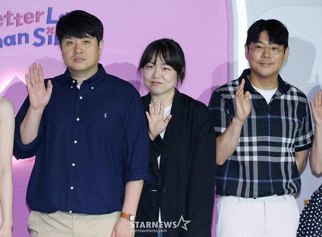 조욱형 PD, 김노은 PD, 원승재 PD가 3일 오후 서울 CGV용산아이파크몰에서 진행된 넷플릭스 예능 '모태솔로지만 연애는 하고 싶어' 제작발표회에 참석해 포즈를 취하고 있다. 연애가 서툰 모태솔로들의 인생 첫 연애를 돕는 메이크오버 연애 리얼리티 예능 ‘모태솔로지만 연애는 하고 싶어’는 오는 8일 공개된다. /2025.07.03 /사진=이동훈 photoguy@