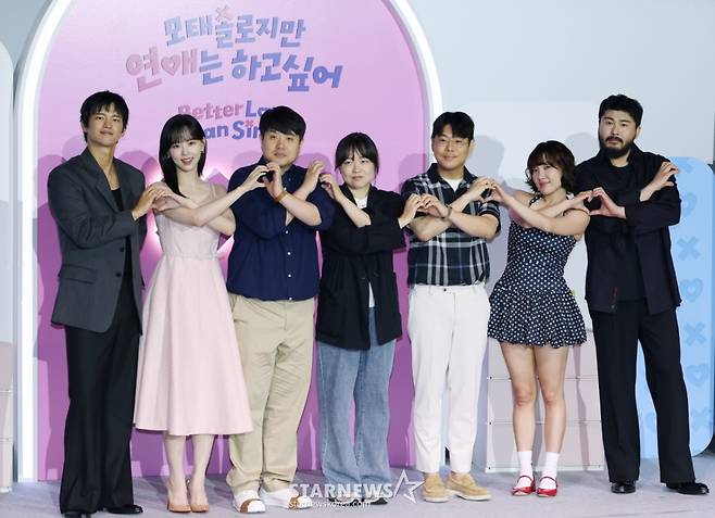 배우 서인국, 강한나, 조욱형 PD, 김노은 PD, 원승재 PD, 코미디언 이은지, 가수 카더가든이 3일 오후 서울 CGV용산아이파크몰에서 진행된 넷플릭스 예능 '모태솔로지만 연애는 하고 싶어' 제작발표회에 참석해 포즈를 취하고 있다. 연애가 서툰 모태솔로들의 인생 첫 연애를 돕는 메이크오버 연애 리얼리티 예능 ‘모태솔로지만 연애는 하고 싶어’는 오는 8일 공개된다. /2025.07.03 /사진=이동훈 photoguy@