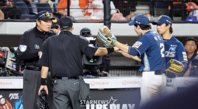 NC 박민우(오른쪽에서 두번째)가 3일 대전 한화전 연장 10회말 심판진에게 항의하고 있다. /사진=강영조 선임기자