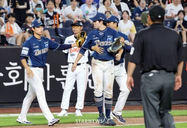 NC 박민우(오른쪽에서 3번째)가 3일 대전 한화전 연장 10회말 심판진에게 항의하고 있다. /사진=강영조 선임기자