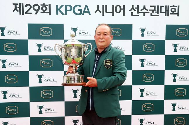 이부영이 KPGA 그랜드시니어 선수권대회에서 정상에 오른 뒤 기념촬영을 하고 있다. /사진=KPGA 제공