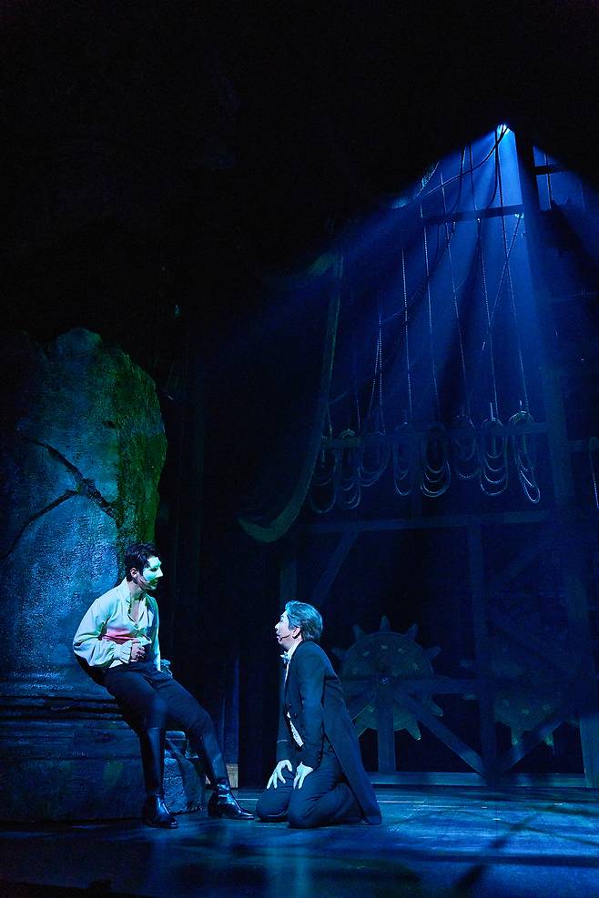 뮤지컬 <팬텀>은 기형적인 얼굴의 팬텀을 오랫동안 지켜보며 지원한 극장장이 팬텀의 친부라는 사실이 드러나면서 대극장 뮤지컬에서는 보기 드문, 본격 부자 서사로 확장된다. / EMK뮤지컬컴퍼니 제공