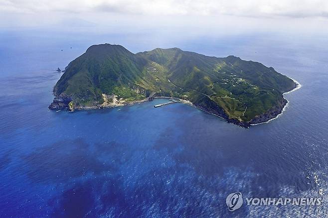 지진 잇따르는 일본 도카라 열도 (도쿄 교도=연합뉴스) 일본 규슈 가고시마현 도카라 열도에서 지난달 하순 이후 발생한 소규모 지진이 지난 3일 1천 회를 넘었다고 일본 언론이 보도했다. 사진은 도카라 열도의 섬인 아쿠세키지마(惡石島). 2025.7.4 photo@yna.co.kr