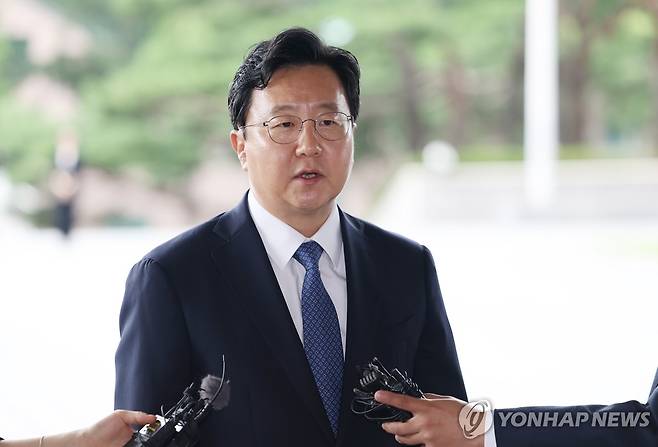 입장 밝히는 정진우 신임 중앙지검장 (서울=연합뉴스) 김성민 기자 = 정진우 신임 서울중앙지검장이 4일 서울 서초구 서울중앙지방검찰청으로 들어서며 취재진 앞에서 입장을 밝히고 있다. 2025.7.4 ksm7976@yna.co.kr