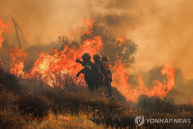그리스 크레타섬에 발생한 산불 (크레타 AFP=연합뉴스) 3일(현지시간) 그리스 크레타섬에 발생한 산불을 소방대원들이 진화하고 있다. 2025.07.04