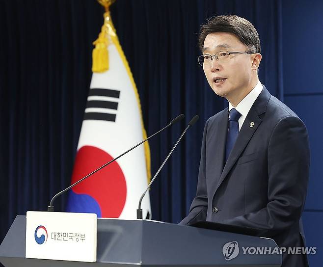 SK텔레콤 해킹사태 조사 결과 발표하는 류제명 차관 (서울=연합뉴스) 류영석 기자 = 류제명 과학기술정보통신부 2차관이 4일 정부서울청사에서 SK텔레콤 해킹 사태 관련 최종 조사결과를 발표하고 있다. 2025.7.4 ondol@yna.co.kr