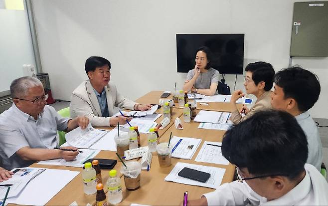 대평동 김동빈(왼쪽서 두번째) 의원, 나성동 김효숙(세번째) 대표 의원, 어진·도담동 이순열(네번째) 의원이 7월 4일 대평동 해피라움 페스타 사무실에서 관계자들과 함께 상가 공실의 심각성을 다시 한번 눈으로 확인하고 있다. 사진=세종시의회 제공.