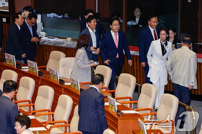 송언석 국민의힘 비상대책위원장 겸 원내대표를 비롯한 의원들이 4일 오후 서울 여의도 국회에서 제426회국회(임시회) 제5차 본회의 개의 지연에 항의하며 퇴장하고 있다. 2025.7.4/뉴스1 ⓒ News1 안은나 기자