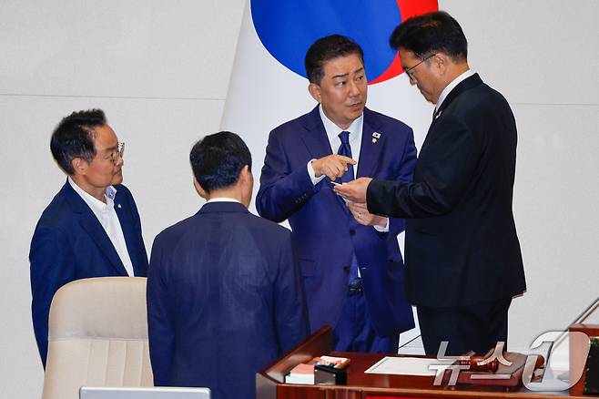 김병기 더불어민주당 대표 직무대행 겸 원내대표가 4일 오후 서울 여의도 국회에서 제426회국회(임시회) 제5차 본회의 개의가 지연되는 가운데 우원식 의장석으로 가 대화하고 있다. 2025.7.4/뉴스1 ⓒ News1 안은나 기자