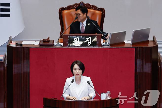 이소영 더불어민주당 의원이 4일 오후 서울 여의도 국회에서 열린 제426회국회(임시회) 제5차 본회의에서 2025년도 제2회 추가경정예산안 찬성 토론을 하고 있다. 2025.7.4/뉴스1 ⓒ News1 안은나 기자