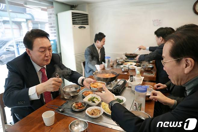 윤석열 전 대통령이 지난 2022년 대통령 당선인 시절 서울 종로구 통의동 집무실 인근 음식점에서 인수위 지도부와 함께 점심식사로 김치찌개를 먹고 있다. (윤석열 당선인측 제공) 2022.3.16/뉴스1 ⓒ News1 구윤성 기자