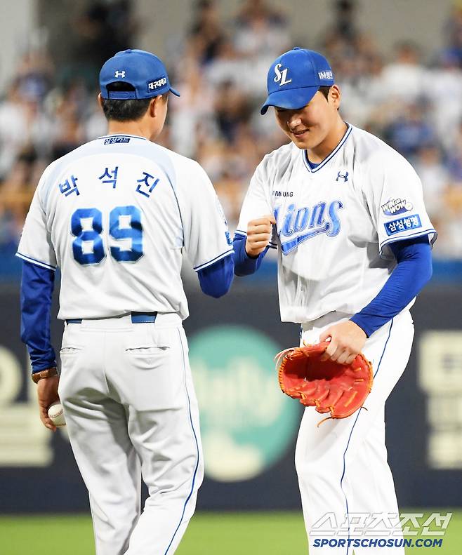 9회 1사까지 투구수 116개 노히트노런 달성에는 실패했지만 이승현은 활짝 웃으며 마운드에서 내려왔다.