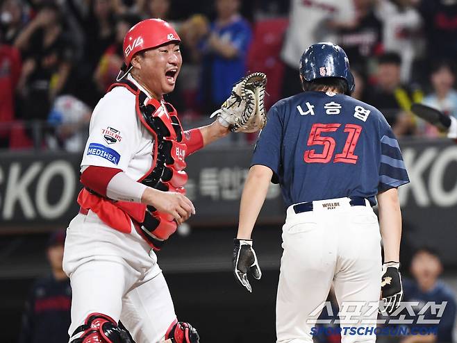 4일 광주 기아 챔피언스필드에서 열린 롯데-KIA전. 7회초 1사 1, 2루 정훈의 2타점 적시타 때 나성범이 홈에서 김태군과 접전을 벌였다. 아웃을 확신한 김태군이 더그아웃을 보며 분통을 터트리고 있다. 광주=정재근 기자 cjg@sportschosun.com/2025.7.4/