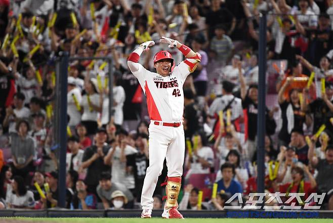 4일 광주 기아 챔피언스필드에서 열린 롯데-KIA전. 8회말 2사 만루 김태군이 2타점 역전 적시타를 친 후 환호하고 있다. 광주=정재근 기자 cjg@sportschosun.com/2025.7.4/