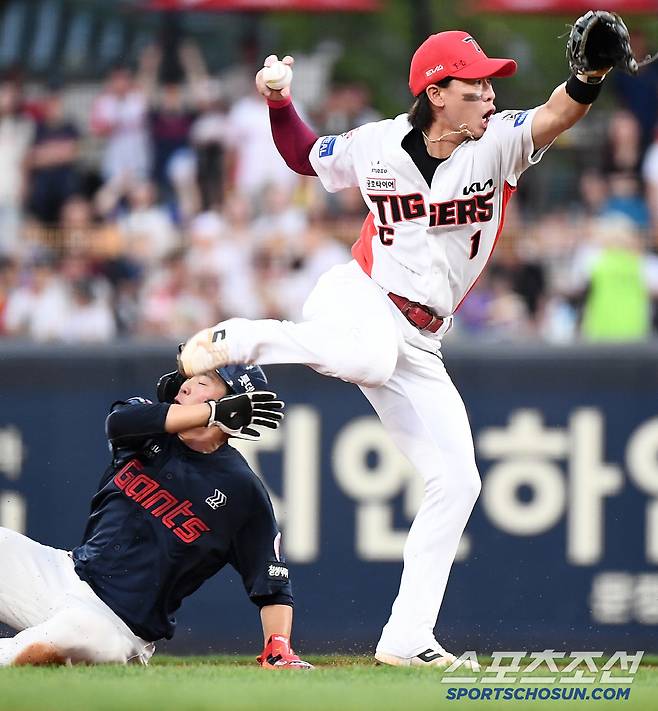 4일 광주 기아 챔피언스필드에서 열린 롯데-KIA전. 4회초 무사 1루 레이예스의 유격수 병살타 때 박찬호가 1루 송구 동작에서 박찬형과 충돌하고 있다. 사진=정재근 기자 cjg@sportschosun.com