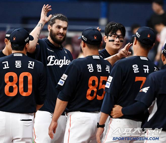 4일 고척스카이돔에서 열린 한화와 키움의 경기, 한화가 2대1로 승리했다. 폰세와 김서현이 코칭스탭과 기쁨을 나누고 있다. 고척=허상욱 기자wook@sportschosun.com/2025.07.04/