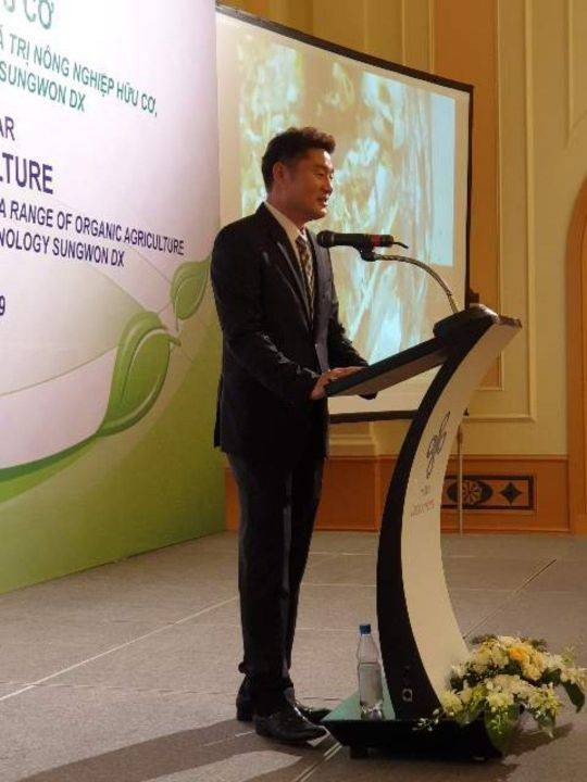 베트남 현지에서 (주)성원 권율 대표가 한국 성원 미생물을 관한 사업 설명하고 있다. 한국다문화재단