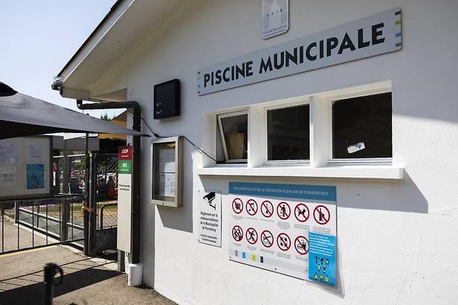 프랑스인 출입을 사실상 금지한 스위스 포랑트뤼 시의 수영장 입구./AFP 연합뉴스