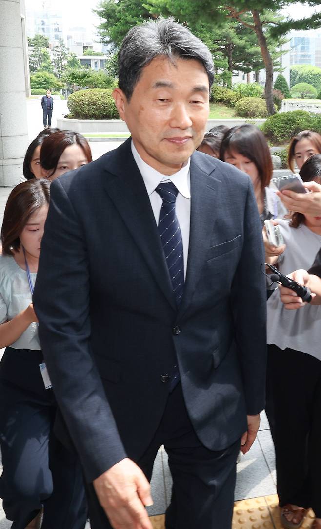 이주호 부총리 겸 교육부 장관이 지난 4일 내란특검 조사를 받기 위해 특검 조사실이 마련된 서울고검으로 향하고 있다. /연합뉴스