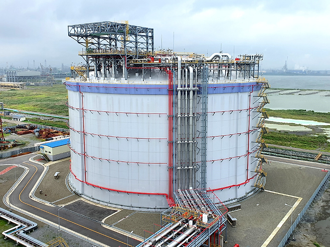 포스코인터내셔널 광양 LNG 터미널 5호기 탱크. 극저온용 고망간강을 사상 최초로 적용해 포스코이엔씨가 지었다. 포스코 제공