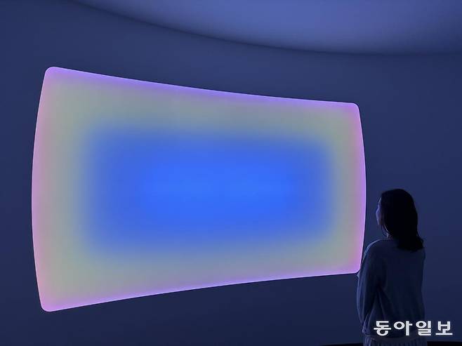 제임스 터렐의 2021년 설치 작품 ‘상상, 넓은 직사각형 곡면 유리(Imaginings, Wide Rectangular Curved Glass). 김민 기자 kimmin@donga.com
