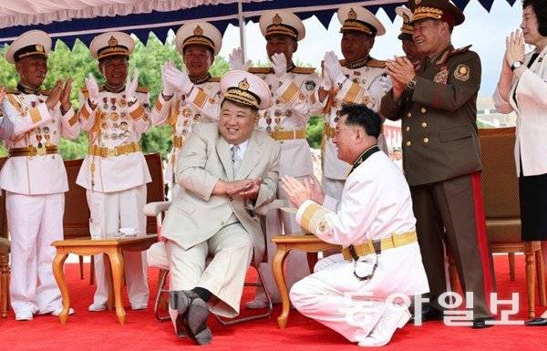 김정은은 왜 김명식 해군사령관의 모자를 즐겨 뺏어 쓴 것일까. 이례적인 장면이 두 번이나 북한 매체에 공개됐다. 동아일보 DB