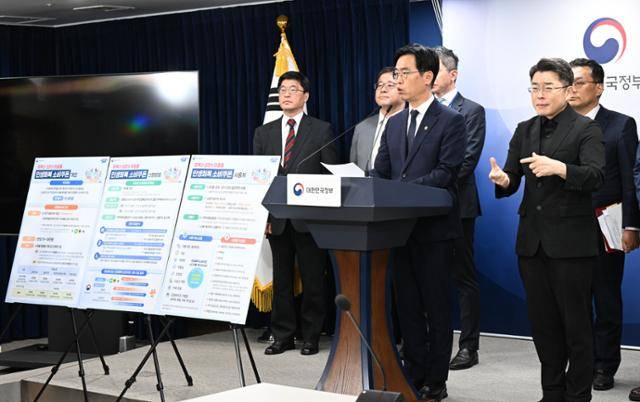 김민재 행정안전부 장관대행이 5일 정부서울청사 브리핑룸에서 1차 민생회복 소비쿠폰 지급계획을 발표하고 있다. 왕태석 선임기자